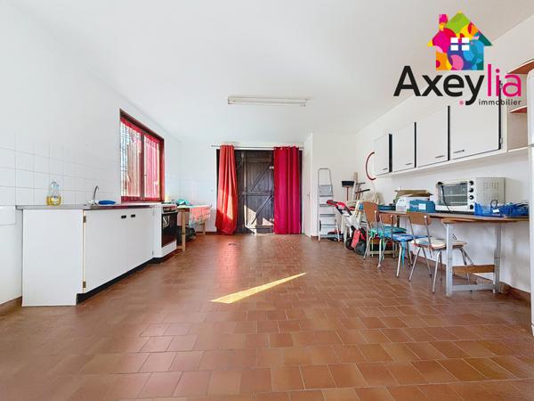 Commelle-Vernay (42120) A VENDRE - COMMELLE-VERNAY - MAISON AVEC SOUS-SOL SEMI-ENTERRÉ, DEUX GARAGES ET GRAND TERRAIN