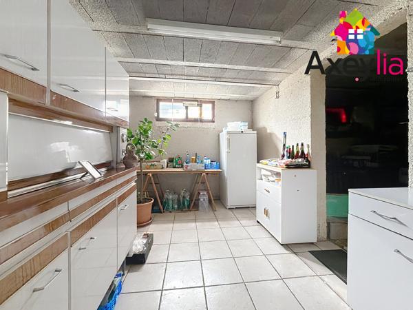 Commelle-Vernay (42120) A VENDRE - COMMELLE-VERNAY - MAISON AVEC SOUS-SOL SEMI-ENTERRÉ, DEUX GARAGES ET GRAND TERRAIN