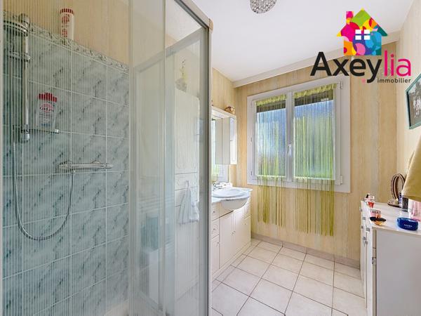 Commelle-Vernay (42120) A VENDRE - COMMELLE-VERNAY - MAISON AVEC SOUS-SOL SEMI-ENTERRÉ, DEUX GARAGES ET GRAND TERRAIN