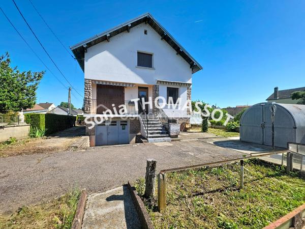 EXCLUSIVITÉ – Maison à rénover avec beau potentiel

Située sur la commune de Dole, proche de toutes commodités et de la gare, cette maison sur sous-sol est une maison à rénover qui offre un beau potentiel d’évolution.
Au rez-de-chaussée : entrée, salon-séjour, cuisine séparée, une chambre, salle de bain et WC indépendant.
À l’étage, un espace déjà existant permet soit une extension après création d’un accès, soit la réalisation d’un second logement type studio avec chambre, cuisine ouverte sur séjour, salle de bain et WC.
Cave et dépendances complètent ce bien.
Travaux à prévoir et budget rénovation à anticiper. Idéal pour les amateurs de rénovation ou investisseurs avec possibilité de créer deux logements.
Pour plus d’informations contactez-moi !