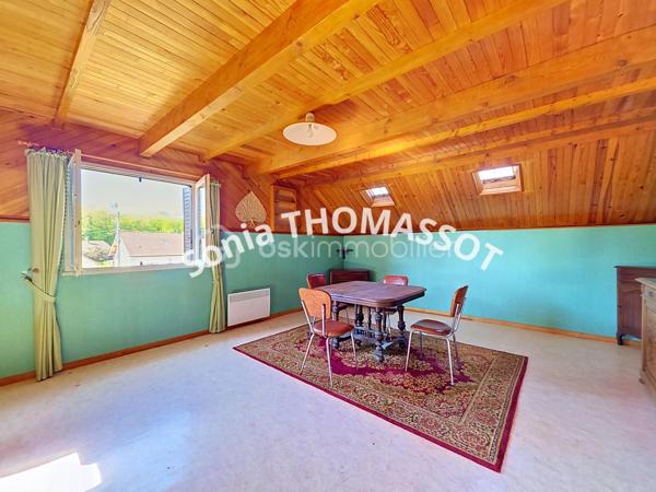 EXCLUSIVITÉ – Maison à rénover avec beau potentiel

Située sur la commune de Dole, proche de toutes commodités et de la gare, cette maison sur sous-sol est une maison à rénover qui offre un beau potentiel d’évolution.
Au rez-de-chaussée : entrée, salon-séjour, cuisine séparée, une chambre, salle de bain et WC indépendant.
À l’étage, un espace déjà existant permet soit une extension après création d’un accès, soit la réalisation d’un second logement type studio avec chambre, cuisine ouverte sur séjour, salle de bain et WC.
Cave et dépendances complètent ce bien.
Travaux à prévoir et budget rénovation à anticiper. Idéal pour les amateurs de rénovation ou investisseurs avec possibilité de créer deux logements.
Pour plus d’informations contactez-moi !