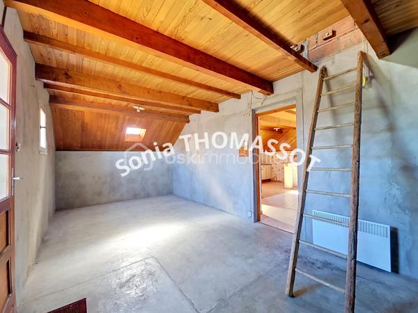 EXCLUSIVITÉ – Maison à rénover avec beau potentiel

Située sur la commune de Dole, proche de toutes commodités et de la gare, cette maison sur sous-sol est une maison à rénover qui offre un beau potentiel d’évolution.
Au rez-de-chaussée : entrée, salon-séjour, cuisine séparée, une chambre, salle de bain et WC indépendant.
À l’étage, un espace déjà existant permet soit une extension après création d’un accès, soit la réalisation d’un second logement type studio avec chambre, cuisine ouverte sur séjour, salle de bain et WC.
Cave et dépendances complètent ce bien.
Travaux à prévoir et budget rénovation à anticiper. Idéal pour les amateurs de rénovation ou investisseurs avec possibilité de créer deux logements.
Pour plus d’informations contactez-moi !