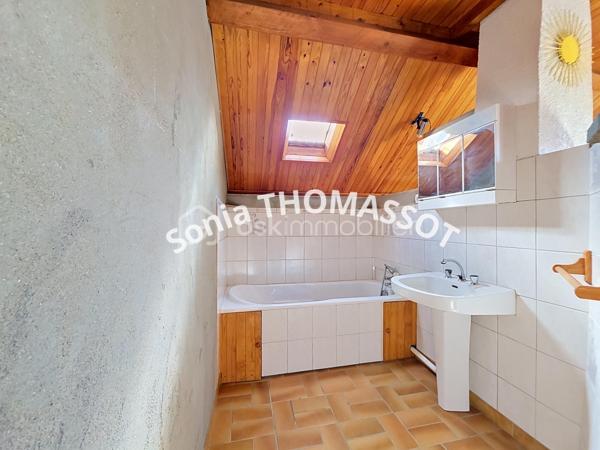 EXCLUSIVITÉ – Maison à rénover avec beau potentiel

Située sur la commune de Dole, proche de toutes commodités et de la gare, cette maison sur sous-sol est une maison à rénover qui offre un beau potentiel d’évolution.
Au rez-de-chaussée : entrée, salon-séjour, cuisine séparée, une chambre, salle de bain et WC indépendant.
À l’étage, un espace déjà existant permet soit une extension après création d’un accès, soit la réalisation d’un second logement type studio avec chambre, cuisine ouverte sur séjour, salle de bain et WC.
Cave et dépendances complètent ce bien.
Travaux à prévoir et budget rénovation à anticiper. Idéal pour les amateurs de rénovation ou investisseurs avec possibilité de créer deux logements.
Pour plus d’informations contactez-moi !
