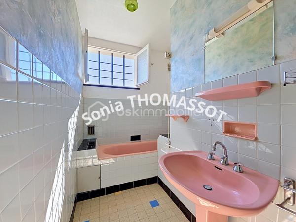 EXCLUSIVITÉ – Maison à rénover avec beau potentiel

Située sur la commune de Dole, proche de toutes commodités et de la gare, cette maison sur sous-sol est une maison à rénover qui offre un beau potentiel d’évolution.
Au rez-de-chaussée : entrée, salon-séjour, cuisine séparée, une chambre, salle de bain et WC indépendant.
À l’étage, un espace déjà existant permet soit une extension après création d’un accès, soit la réalisation d’un second logement type studio avec chambre, cuisine ouverte sur séjour, salle de bain et WC.
Cave et dépendances complètent ce bien.
Travaux à prévoir et budget rénovation à anticiper. Idéal pour les amateurs de rénovation ou investisseurs avec possibilité de créer deux logements.
Pour plus d’informations contactez-moi !