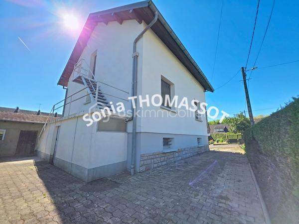 EXCLUSIVITÉ – Maison à rénover avec beau potentiel

Située sur la commune de Dole, proche de toutes commodités et de la gare, cette maison sur sous-sol est une maison à rénover qui offre un beau potentiel d’évolution.
Au rez-de-chaussée : entrée, salon-séjour, cuisine séparée, une chambre, salle de bain et WC indépendant.
À l’étage, un espace déjà existant permet soit une extension après création d’un accès, soit la réalisation d’un second logement type studio avec chambre, cuisine ouverte sur séjour, salle de bain et WC.
Cave et dépendances complètent ce bien.
Travaux à prévoir et budget rénovation à anticiper. Idéal pour les amateurs de rénovation ou investisseurs avec possibilité de créer deux logements.
Pour plus d’informations contactez-moi !