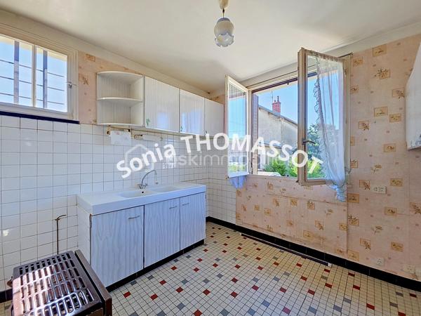 EXCLUSIVITÉ – Maison à rénover avec beau potentiel

Située sur la commune de Dole, proche de toutes commodités et de la gare, cette maison sur sous-sol est une maison à rénover qui offre un beau potentiel d’évolution.
Au rez-de-chaussée : entrée, salon-séjour, cuisine séparée, une chambre, salle de bain et WC indépendant.
À l’étage, un espace déjà existant permet soit une extension après création d’un accès, soit la réalisation d’un second logement type studio avec chambre, cuisine ouverte sur séjour, salle de bain et WC.
Cave et dépendances complètent ce bien.
Travaux à prévoir et budget rénovation à anticiper. Idéal pour les amateurs de rénovation ou investisseurs avec possibilité de créer deux logements.
Pour plus d’informations contactez-moi !