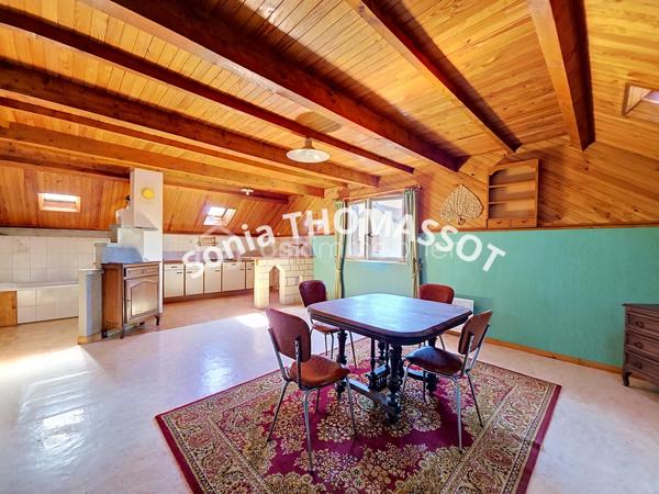 EXCLUSIVITÉ – Maison à rénover avec beau potentiel

Située sur la commune de Dole, proche de toutes commodités et de la gare, cette maison sur sous-sol est une maison à rénover qui offre un beau potentiel d’évolution.
Au rez-de-chaussée : entrée, salon-séjour, cuisine séparée, une chambre, salle de bain et WC indépendant.
À l’étage, un espace déjà existant permet soit une extension après création d’un accès, soit la réalisation d’un second logement type studio avec chambre, cuisine ouverte sur séjour, salle de bain et WC.
Cave et dépendances complètent ce bien.
Travaux à prévoir et budget rénovation à anticiper. Idéal pour les amateurs de rénovation ou investisseurs avec possibilité de créer deux logements.
Pour plus d’informations contactez-moi !