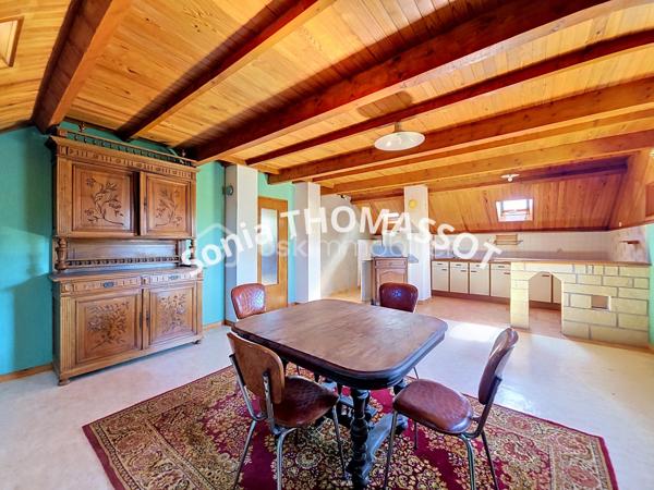 EXCLUSIVITÉ – Maison à rénover avec beau potentiel

Située sur la commune de Dole, proche de toutes commodités et de la gare, cette maison sur sous-sol est une maison à rénover qui offre un beau potentiel d’évolution.
Au rez-de-chaussée : entrée, salon-séjour, cuisine séparée, une chambre, salle de bain et WC indépendant.
À l’étage, un espace déjà existant permet soit une extension après création d’un accès, soit la réalisation d’un second logement type studio avec chambre, cuisine ouverte sur séjour, salle de bain et WC.
Cave et dépendances complètent ce bien.
Travaux à prévoir et budget rénovation à anticiper. Idéal pour les amateurs de rénovation ou investisseurs avec possibilité de créer deux logements.
Pour plus d’informations contactez-moi !