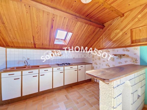 EXCLUSIVITÉ – Maison à rénover avec beau potentiel

Située sur la commune de Dole, proche de toutes commodités et de la gare, cette maison sur sous-sol est une maison à rénover qui offre un beau potentiel d’évolution.
Au rez-de-chaussée : entrée, salon-séjour, cuisine séparée, une chambre, salle de bain et WC indépendant.
À l’étage, un espace déjà existant permet soit une extension après création d’un accès, soit la réalisation d’un second logement type studio avec chambre, cuisine ouverte sur séjour, salle de bain et WC.
Cave et dépendances complètent ce bien.
Travaux à prévoir et budget rénovation à anticiper. Idéal pour les amateurs de rénovation ou investisseurs avec possibilité de créer deux logements.
Pour plus d’informations contactez-moi !