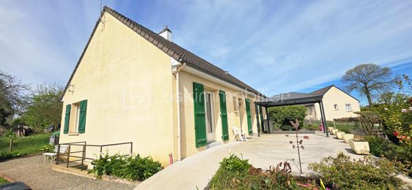 89 m² – Terrain 950 m² – Sous-sol complet - Volets roulants électriques
A 3kms de St Hilaire du Harcouët, 9 kms de Louvigné du Désert et 35 kms du Mont St Michel.

✨ Les Points Forts :
Espace de Vie Chaleureux : Salon/séjour lumineux avec poêle à granulés (2021).

Espace Nuit : 3 chambres confortables, salle d’eau et WC indépendant.

Sous-sol Total (Isolé en 2021) : Garage, atelier de bricolage, cave et grenier.

Extérieur Premium : Jardin clos de 950 m² sans nuisances, entretenu par un robot de tonte (inclus).

🚐 Le "Vrai" Plus :
Un carport XXL haute dimension, idéal pour stationner un camping-car ou un fourgon en toute sécurité.

🛠️ Fiche Technique :
Isolation : Sous-sol et combles récents (2021).
Assainissement : Tout-à-l'égout.

Ramassage scolaire sur place.