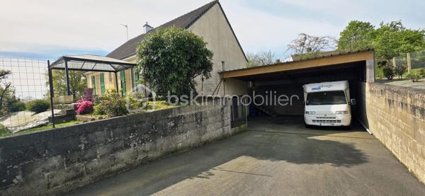89 m² – Terrain 950 m² – Sous-sol complet - Volets roulants électriques
A 3kms de St Hilaire du Harcouët, 9 kms de Louvigné du Désert et 35 kms du Mont St Michel.

✨ Les Points Forts :
Espace de Vie Chaleureux : Salon/séjour lumineux avec poêle à granulés (2021).

Espace Nuit : 3 chambres confortables, salle d’eau et WC indépendant.

Sous-sol Total (Isolé en 2021) : Garage, atelier de bricolage, cave et grenier.

Extérieur Premium : Jardin clos de 950 m² sans nuisances, entretenu par un robot de tonte (inclus).

🚐 Le "Vrai" Plus :
Un carport XXL haute dimension, idéal pour stationner un camping-car ou un fourgon en toute sécurité.

🛠️ Fiche Technique :
Isolation : Sous-sol et combles récents (2021).
Assainissement : Tout-à-l'égout.

Ramassage scolaire sur place.
