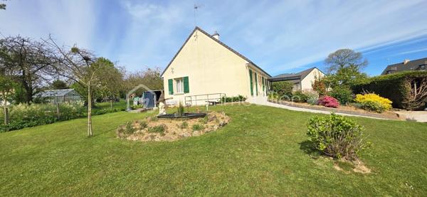 89 m² – Terrain 950 m² – Sous-sol complet - Volets roulants électriques
A 3kms de St Hilaire du Harcouët, 9 kms de Louvigné du Désert et 35 kms du Mont St Michel.

✨ Les Points Forts :
Espace de Vie Chaleureux : Salon/séjour lumineux avec poêle à granulés (2021).

Espace Nuit : 3 chambres confortables, salle d’eau et WC indépendant.

Sous-sol Total (Isolé en 2021) : Garage, atelier de bricolage, cave et grenier.

Extérieur Premium : Jardin clos de 950 m² sans nuisances, entretenu par un robot de tonte (inclus).

🚐 Le "Vrai" Plus :
Un carport XXL haute dimension, idéal pour stationner un camping-car ou un fourgon en toute sécurité.

🛠️ Fiche Technique :
Isolation : Sous-sol et combles récents (2021).
Assainissement : Tout-à-l'égout.

Ramassage scolaire sur place.