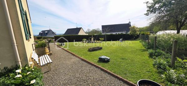89 m² – Terrain 950 m² – Sous-sol complet - Volets roulants électriques
A 3kms de St Hilaire du Harcouët, 9 kms de Louvigné du Désert et 35 kms du Mont St Michel.

✨ Les Points Forts :
Espace de Vie Chaleureux : Salon/séjour lumineux avec poêle à granulés (2021).

Espace Nuit : 3 chambres confortables, salle d’eau et WC indépendant.

Sous-sol Total (Isolé en 2021) : Garage, atelier de bricolage, cave et grenier.

Extérieur Premium : Jardin clos de 950 m² sans nuisances, entretenu par un robot de tonte (inclus).

🚐 Le "Vrai" Plus :
Un carport XXL haute dimension, idéal pour stationner un camping-car ou un fourgon en toute sécurité.

🛠️ Fiche Technique :
Isolation : Sous-sol et combles récents (2021).
Assainissement : Tout-à-l'égout.

Ramassage scolaire sur place.