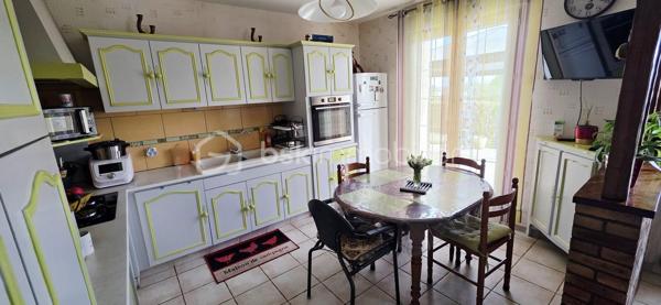 89 m² – Terrain 950 m² – Sous-sol complet - Volets roulants électriques
A 3kms de St Hilaire du Harcouët, 9 kms de Louvigné du Désert et 35 kms du Mont St Michel.

✨ Les Points Forts :
Espace de Vie Chaleureux : Salon/séjour lumineux avec poêle à granulés (2021).

Espace Nuit : 3 chambres confortables, salle d’eau et WC indépendant.

Sous-sol Total (Isolé en 2021) : Garage, atelier de bricolage, cave et grenier.

Extérieur Premium : Jardin clos de 950 m² sans nuisances, entretenu par un robot de tonte (inclus).

🚐 Le "Vrai" Plus :
Un carport XXL haute dimension, idéal pour stationner un camping-car ou un fourgon en toute sécurité.

🛠️ Fiche Technique :
Isolation : Sous-sol et combles récents (2021).
Assainissement : Tout-à-l'égout.

Ramassage scolaire sur place.