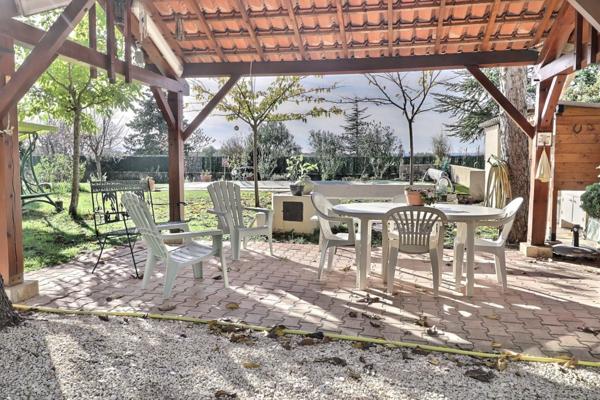 Maison à vendre 6 pièces de 180 m² à Saint-Martin-de-la-Brasque