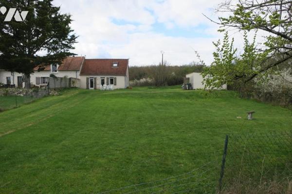 Maison T2 mitoyenne d'un côté - Dépendance - Terrasse - Jardin. 983 m² cadastré.