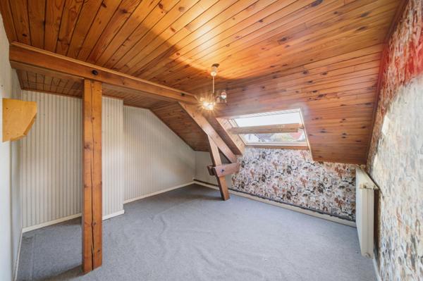 Maison à rafraichir à Chalon Sur Saône de 140 m² avec 5 chambres, dépendances et terrain