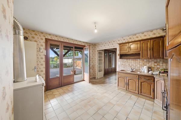 Maison à rafraichir à Chalon Sur Saône de 140 m² avec 5 chambres, dépendances et terrain