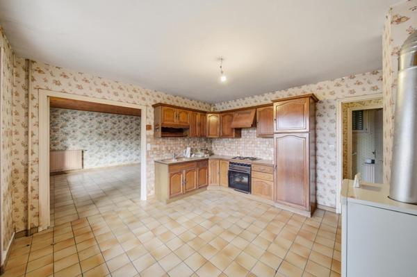 Maison à rafraichir à Chalon Sur Saône de 140 m² avec 5 chambres, dépendances et terrain