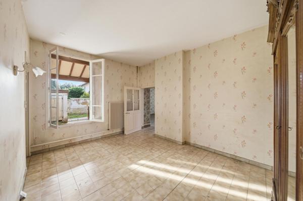 Maison à rafraichir à Chalon Sur Saône de 140 m² avec 5 chambres, dépendances et terrain