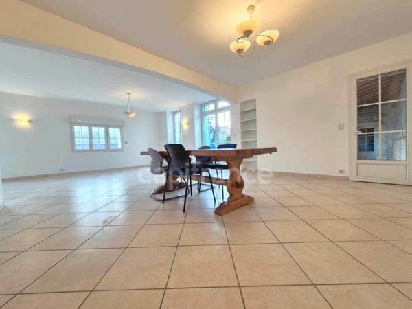 Dpt Charente Maritime (17), à vendre SAUJON maison de ville - 5 chambres - Garage