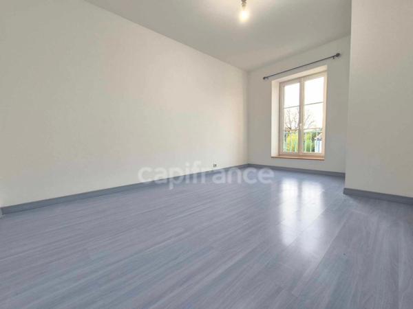 Dpt Charente Maritime (17), à vendre SAUJON maison de ville - 5 chambres - Garage