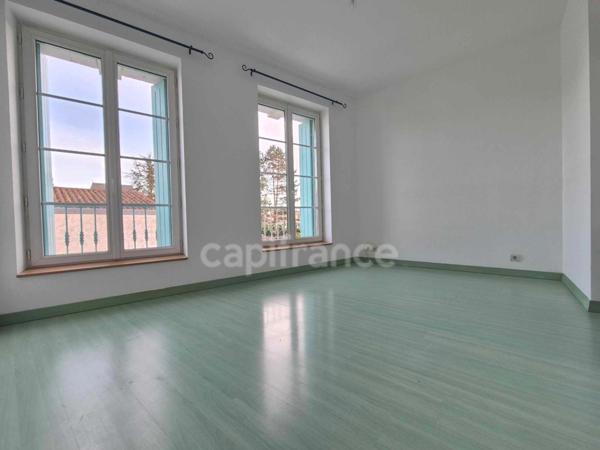 Dpt Charente Maritime (17), à vendre SAUJON maison de ville - 5 chambres - Garage