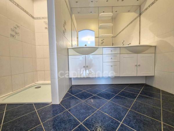 Dpt Charente Maritime (17), à vendre SAUJON maison de ville - 5 chambres - Garage