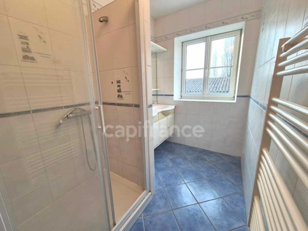 Dpt Charente Maritime (17), à vendre SAUJON maison de ville - 5 chambres - Garage