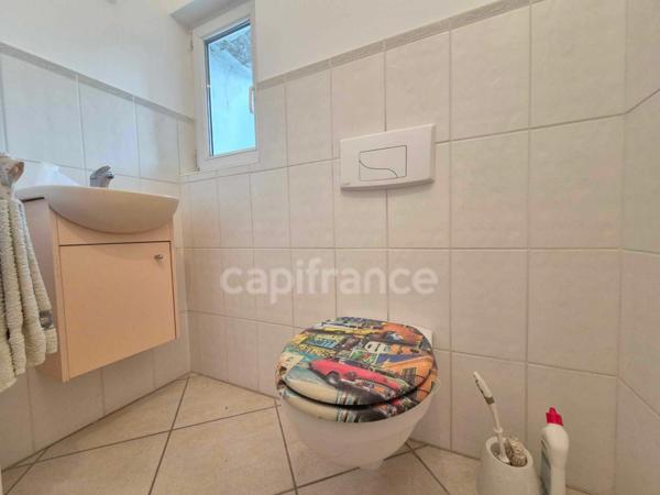 Dpt Charente Maritime (17), à vendre SAUJON maison de ville - 5 chambres - Garage