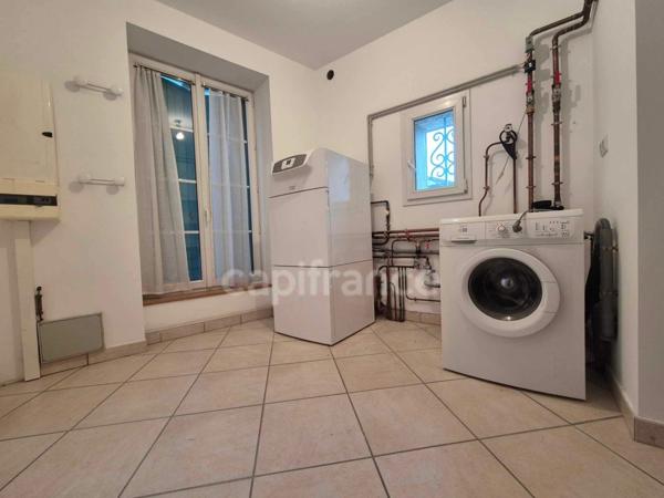 Dpt Charente Maritime (17), à vendre SAUJON maison de ville - 5 chambres - Garage