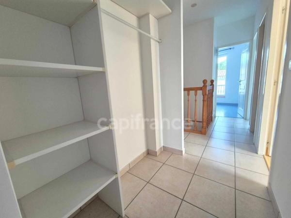 Dpt Charente Maritime (17), à vendre SAUJON maison de ville - 5 chambres - Garage