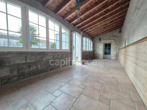 Dpt Charente Maritime (17), à vendre SAUJON maison de ville - 5 chambres - Garage