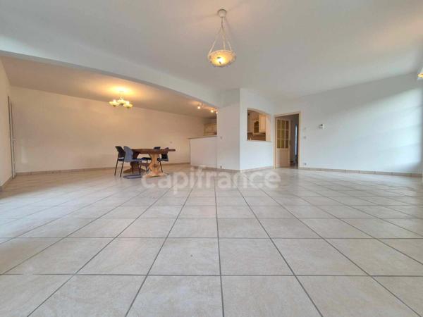 Dpt Charente Maritime (17), à vendre SAUJON maison de ville - 5 chambres - Garage