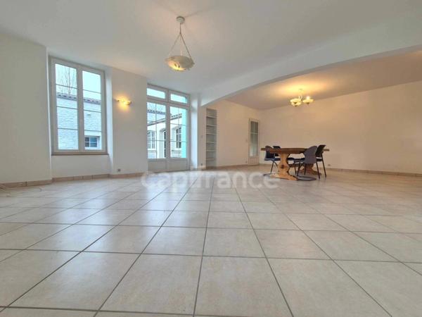 Dpt Charente Maritime (17), à vendre SAUJON maison de ville - 5 chambres - Garage