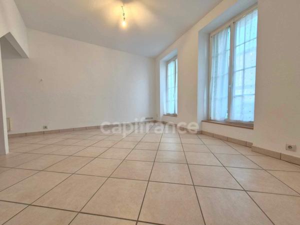 Dpt Charente Maritime (17), à vendre SAUJON maison de ville - 5 chambres - Garage