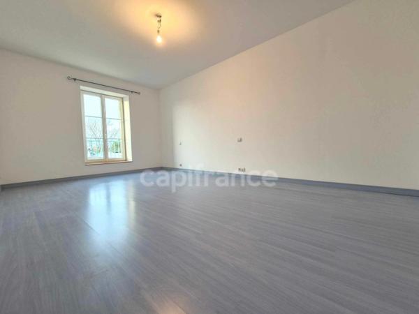 Dpt Charente Maritime (17), à vendre SAUJON maison de ville - 5 chambres - Garage