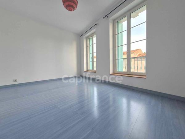 Dpt Charente Maritime (17), à vendre SAUJON maison de ville - 5 chambres - Garage