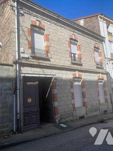 Immeuble en pierres en centre ville de Firminy