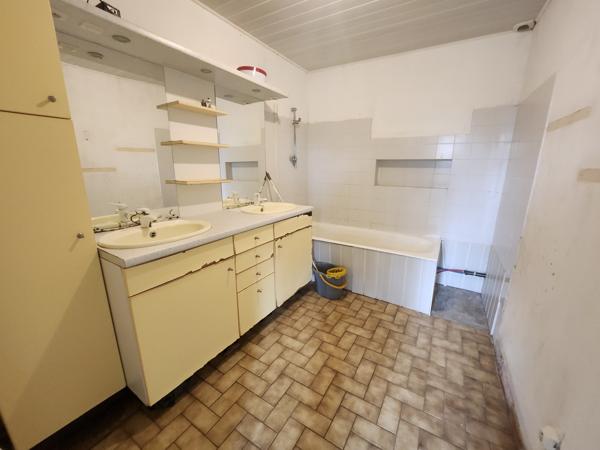 Sainte-Gemme-la-Plaine (85400) Maison en pierre à rénover