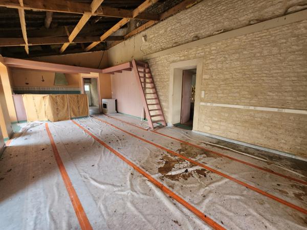 Sainte-Gemme-la-Plaine (85400) Maison en pierre à rénover