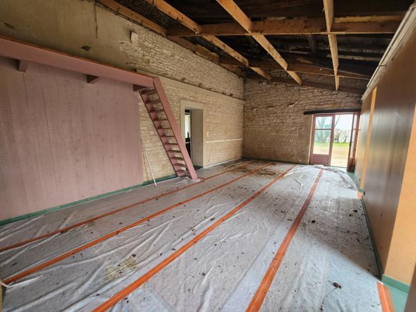 Sainte-Gemme-la-Plaine (85400) Maison en pierre à rénover