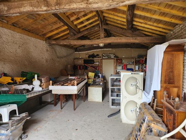 Sainte-Gemme-la-Plaine (85400) Maison en pierre à rénover