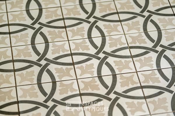 Terrasse, lumière et confort moderne aux Chartrons