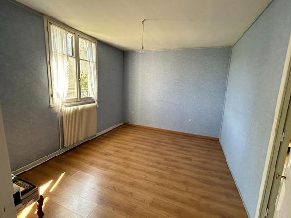 CHARS MEME. GARE ET COMMERCES SUR PLACE. ENSEMBLE IMMOBILIER