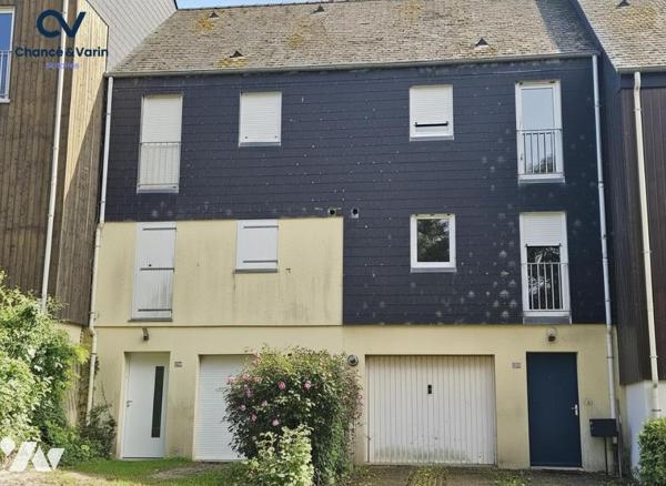 Maison de ville avec stationnement et cour en centre d’Honfleur