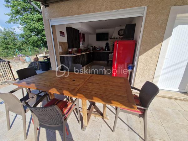 Magnifique villa de plain pied de construction traditionnelle édifiée sur 1900 m2 environ de terrain.
Située dans un cadre agréable associé au calme et à la tranquillité absolue, cette maison offre des volumes spacieux et lumineux, orientée plein sud pour profiter pleinement de la lumière naturelle.
Elle combine confort et fonctionnalité, sa pièce de vie vous offre un espace agréable et chaleureux de son vaste hall accueillant,
une cuisine séparée, aménagée et équipée ouvrant sur une terrasse avec barbecue en dur, une arrière cuisine, une grande salle d'eau/bain, 3 belles chambres.
Vous l'aurez compris, cette villa dispose de tout le confort nécessaire avec des finitions soignées et de belle factures.
A l'extérieur, pour des moments inoubliables en famille ou entre amis, une magnifique piscine au sel n'attend que vous! Poolhouse avec cuisine aménagée et équipée, toilette et douche! Tout est pensé, vous n'avez rien à ajouter!
La pépite est ce très bel appartement indépendant récent, moderne et très confortable de type 2, aucun travaux à prévoir!
Le plus: Un immense sous sol aménagé avec un double garage, une douche, une buanderie et une cave! et avec la possibilité d'aménagé un second appartement!

Les photos sont à venir!

Ne manquez pas l'occasion de visiter cette belle propriété!
Contactez moi pour plus de renseignements!