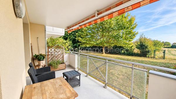 Espace, lumière et sérénité : un cadre de vie idéal à 15 minutes du centre de Strasbourg pour votre famille ou votre premier achat.

Situé au calme à Hoenheim, cet appartement de 80 m² combine la tranquillité d'un accès direct aux champs et la proximité immédiate de toutes les commodités nécessaires au quotidien (écoles, commerces, bus et tram à quelques minutes).

Espaces
• Un salon baigné de lumière ouvrant directement sur la terrasse
• Une cuisine séparée, fonctionnelle, bénéficiant également d'un accès direct à la terrasse
• Une terrasse extérieure idéale pour vos repas et moments de détente avec vue sur les champs
• Trois chambres
• Une salle de bain et un WC séparé
• Un garage avec un espace de stockage complète ce bien

Technique & Copropriété
• Copropriété parfaitement entretenue, sans travaux majeurs à prévoir : réfection de la façade, pose de couvertines, démoussage de la toiture et installation d'une clôture sécurisée réalisés il y a moins de 2 ans
• Taxe foncière : 1 114 € / an
• Charges de copropriété : 320 € / trimestre
• Électricité (chauffage + eau chaude) :1 500 € / an
• DPE C
• Chauffage électrique
• Année de construction 1997

Quartier
Un environnement résidentiel préservé à Hoenheim, offrant un accès direct aux sentiers de promenade à travers les champs, tout en restant connecté aux axes routiers et aux transports en commun pour rejoindre rapidement l'Eurométropole.

Un bien immobilier ne se résume pas à des mètres carrés : ça se visite, ça se ressent.