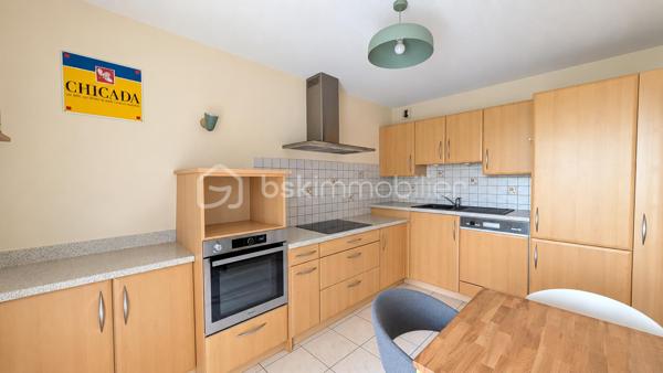 Espace, lumière et sérénité : un cadre de vie idéal à 15 minutes du centre de Strasbourg pour votre famille ou votre premier achat.

Situé au calme à Hoenheim, cet appartement de 80 m² combine la tranquillité d'un accès direct aux champs et la proximité immédiate de toutes les commodités nécessaires au quotidien (écoles, commerces, bus et tram à quelques minutes).

Espaces
• Un salon baigné de lumière ouvrant directement sur la terrasse
• Une cuisine séparée, fonctionnelle, bénéficiant également d'un accès direct à la terrasse
• Une terrasse extérieure idéale pour vos repas et moments de détente avec vue sur les champs
• Trois chambres
• Une salle de bain et un WC séparé
• Un garage avec un espace de stockage complète ce bien

Technique & Copropriété
• Copropriété parfaitement entretenue, sans travaux majeurs à prévoir : réfection de la façade, pose de couvertines, démoussage de la toiture et installation d'une clôture sécurisée réalisés il y a moins de 2 ans
• Taxe foncière : 1 114 € / an
• Charges de copropriété : 320 € / trimestre
• Électricité (chauffage + eau chaude) :1 500 € / an
• DPE C
• Chauffage électrique
• Année de construction 1997

Quartier
Un environnement résidentiel préservé à Hoenheim, offrant un accès direct aux sentiers de promenade à travers les champs, tout en restant connecté aux axes routiers et aux transports en commun pour rejoindre rapidement l'Eurométropole.

Un bien immobilier ne se résume pas à des mètres carrés : ça se visite, ça se ressent.