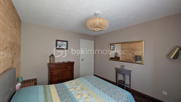 Espace, lumière et sérénité : un cadre de vie idéal à 15 minutes du centre de Strasbourg pour votre famille ou votre premier achat.

Situé au calme à Hoenheim, cet appartement de 80 m² combine la tranquillité d'un accès direct aux champs et la proximité immédiate de toutes les commodités nécessaires au quotidien (écoles, commerces, bus et tram à quelques minutes).

Espaces
• Un salon baigné de lumière ouvrant directement sur la terrasse
• Une cuisine séparée, fonctionnelle, bénéficiant également d'un accès direct à la terrasse
• Une terrasse extérieure idéale pour vos repas et moments de détente avec vue sur les champs
• Trois chambres
• Une salle de bain et un WC séparé
• Un garage avec un espace de stockage complète ce bien

Technique & Copropriété
• Copropriété parfaitement entretenue, sans travaux majeurs à prévoir : réfection de la façade, pose de couvertines, démoussage de la toiture et installation d'une clôture sécurisée réalisés il y a moins de 2 ans
• Taxe foncière : 1 114 € / an
• Charges de copropriété : 320 € / trimestre
• Électricité (chauffage + eau chaude) :1 500 € / an
• DPE C
• Chauffage électrique
• Année de construction 1997

Quartier
Un environnement résidentiel préservé à Hoenheim, offrant un accès direct aux sentiers de promenade à travers les champs, tout en restant connecté aux axes routiers et aux transports en commun pour rejoindre rapidement l'Eurométropole.

Un bien immobilier ne se résume pas à des mètres carrés : ça se visite, ça se ressent.